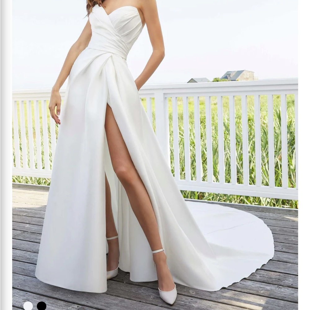 Elegant Strapless White Bridal Gown with Front Slit